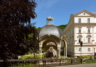 Karlsbad - Parkkolonnade mit Holzlaube im Dvorak Park (Aufnahme 21. Juni 2025 - Image By Rei R. Hanauska)