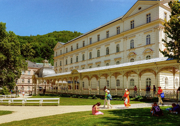 Karlsbad - Parkkolonnade mit Holzlaube im Dvorak Park (Aufnahme 21. Juni 2025 - Image By Rei R. Hanauska)